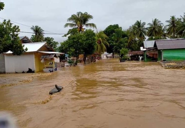 BANJIR BANTAYAN. Suasana banjir di Desa Banyatan Kecamatan Luwuk Timur pada 24 Juni 2020 silam. (Foto : Dok)