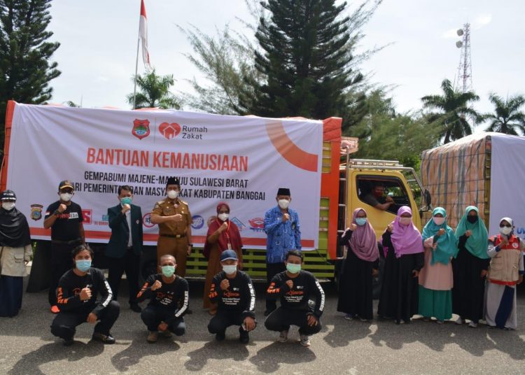 Bupati Banggai Dr. Ir. H. Herwin Yatim, MM melepas secara resmi Bantuan Kemanusiaan atas korban Gempa Bumi di Majene-Mamuju Sulawesi Barat, Senin (18/1/2021)