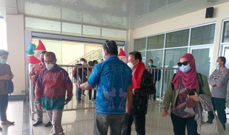 Kasatpol PP Kabupaten Banggai, Siwtno Abusama (membelakangi), tampak berada di Bandara SAA Amir Luwuk saat kedatangan Ketua Bawaslu RI pada Kamis (7/1/2021)