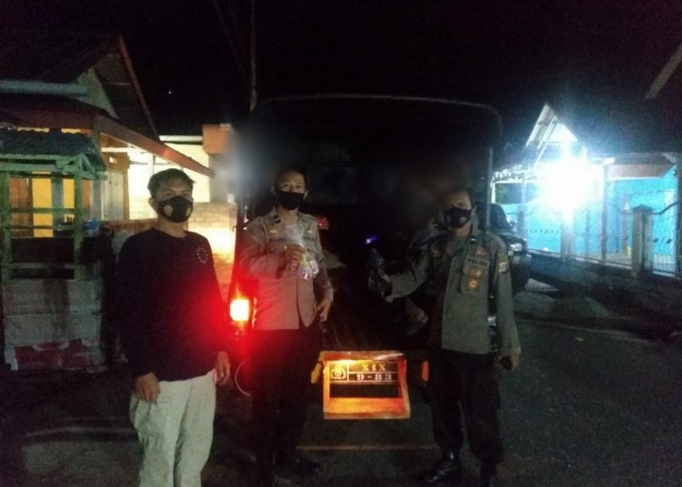 Aparat kepolisian dari Polsek Luwuk Kabupaten Banggai saat memperlihatkan barang bukti usai mendapai sejumlah pemuda yang sedang mengonsumsi mirsa dan lem fox