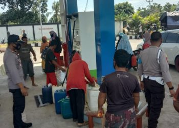 Polsek Batui Tertibkan Antrian Jeriken di SPBU Tolando