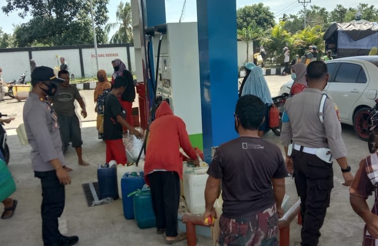 Jajaran kepolisian Polsek Batui menggelar penertiban pengisian BBM menggunakan Jeriken di SPBU Tolando Kecamatan Batui.