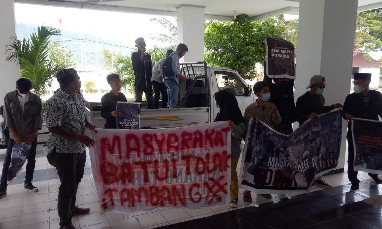Aksi menolak tambang yang dilakukan masyarakat Batui di kantor DPRD Kabupaten Banggai,