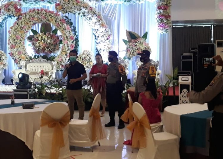 Jajaran kepolisian Polres Banggai membubarkan pelaksanaan resepsi pernikahan di dua hotel yang ada di Luwuk, Kabupaten Banggai.