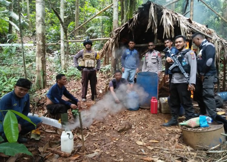 Aparat gabungan TNI dan Polri yang melakukan penyisiran tempat produksi miras di wilayah Toili dan Moilong