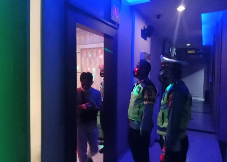 Polisi mendatangi tempat hiburan atau usaha yang buka hingga larut malam di kota Luwuk, Kabupaten Banggai.