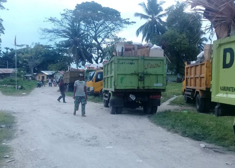 Petugas kebersihan kota Luwuk, memblokade mobil sampah akibat honor belum dibyarkan hingga berbulan bulan