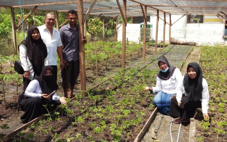 Kunjungan Kepala Bidang Tanaman Pangan Dinas TPHP Kabupaten Banggai, Nuzulisna Manto ke petani Porang di Desa Ombolu Kecamatan Batui Selatan bersama Dinas Pertanian Propinsi Sulawesi Tengah.