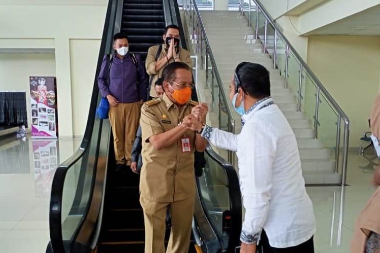 Gubernur Sulawesi Tengah Longki Djanggola disambut Wakil Bupati Banggai Mustar Labolo di Bandara SA Amir Luwuk, Senin (29/3/2021)