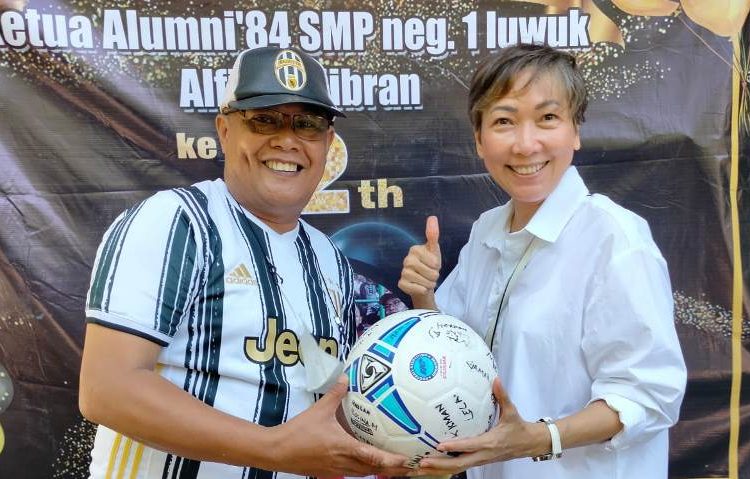 Ketua Alumni 84 SMP Luwuk Alfian Djibran, bersama notaris Sang Abuda yang juga alumni angkata 84 pada sebuah sesi temu Alumni beberapa waktu lalu. (Foto: Dok Alumni 84)
