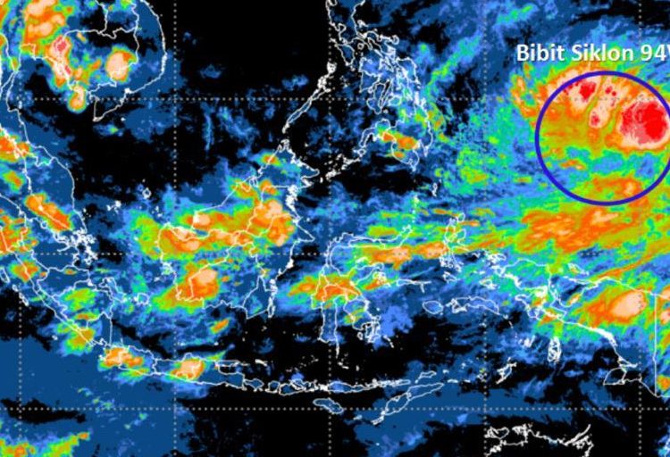 Foto : Citra satelit yang menunjukkan adanya pertumbuhan Bibit Siklon Tropis 94W (lingkaran biru) di Samudera Pasifik utara Papua, Senin (12/4). (BMKG)