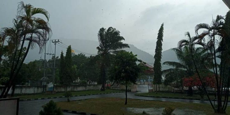 Cuaca buruk di Luwuk, Kabupaten Banggai sejak beberapa hari terakhir