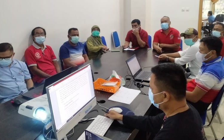 Tim probity audit dari Inspektorat Kabupaten Banggai melakukan pendampingan review dokumen teknis paket strategis Dinas Kesehatan bertempat di ruang rapat Bagian PBJ Setda Kabupaten Banggai.(Foto: Dok/UPBJ Setda Banggai)