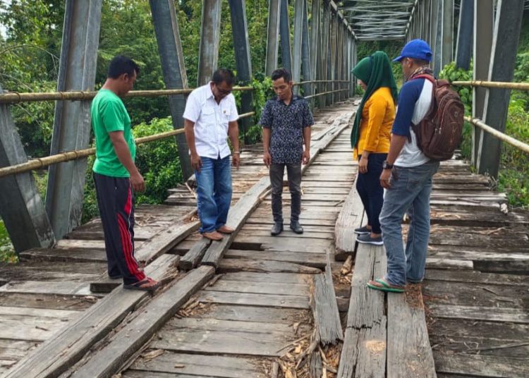 Wakil Ketua Komisi II DPRD kabupaten Banggai Helton Abd Hamid, saat meninjau kondisi jembatan Ondo Ondolu dalam Reses yang digelar awal tahun 2020.