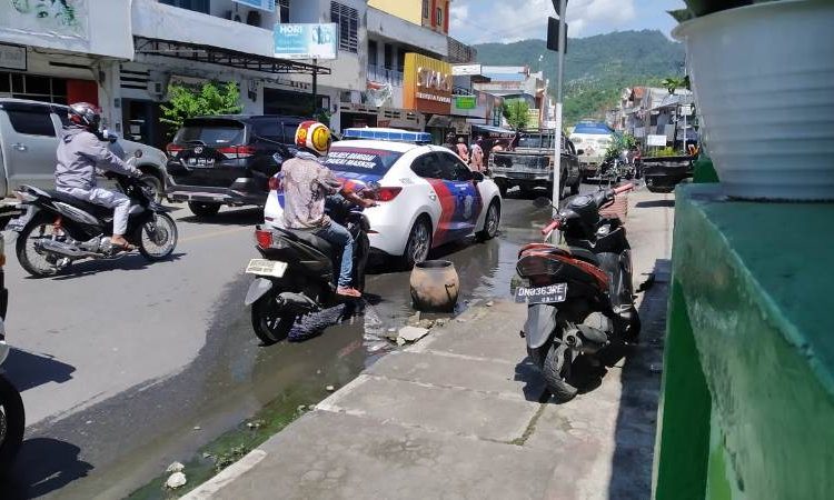 JOROK DAN LICIN. Sebuah genangan air yang meluap dari selokan mempet di jalan Ahmad Yani, Kelurahan Luwuk membuat kemacetan lalulintas. Bahkan tak jarang terjadi kecelakaan di tempat ini. (Foto : Yusman/Beritabanggai.Com)