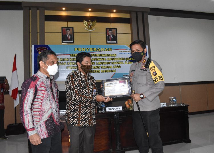Kapolres Banggai AKBP Satria Adrie Vibrianto SIK, MH, menerima sertifikat penghargaan di Aula Rupatama, Mapolres Banggai, Kamis (8/4/2021).