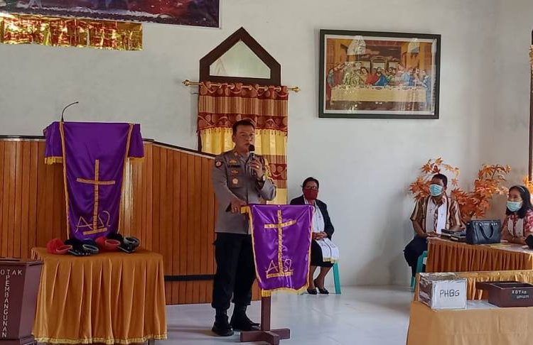 Kapolsek Nuhon AKP Jolly Rudolf Lengkong SH, bersama anggotanya melakukan safari kamtibmas dan pengamanan di gereja Imanuel Desa Bangketa, Kecamatan Nuhon, Kabupaten Banggai, Minggu (11/4/2021).