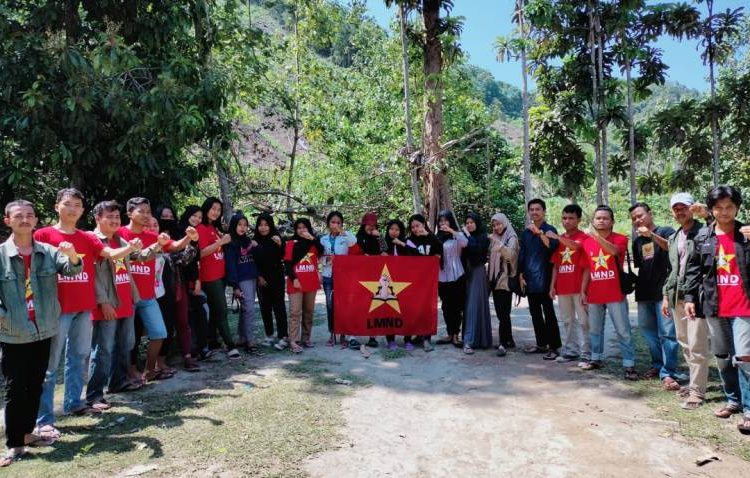 Liga Mahasiswa Nasional untuk Demokrasi LMND Banggai mendukung penuh perjuangan perlawanan warga Desa Pongian, Kecamatan Bunta terhadap salah satu perusahaan tambang Nikel, PT. Koninis Fajar Mineral (KFM).