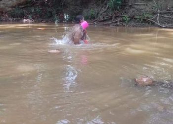 Warga Pongian Mandi di Sungai Kotor, Bentuk Protes Terhadap Aktivitas Tambang Nikel