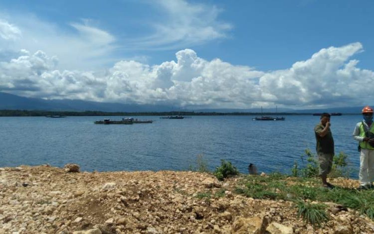Kapal Bagan milik Nelayan di Kecamatan Masama yang berada di depan pelabuhan jetty milik PT.ATN, yang kini digunakan sebagai lokasi pemuatan material tambang batu pecah.