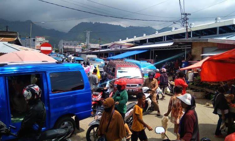 Suasana pasar Simpong Luwuk menjelang puasa ramadhan kian dipadati pengunjung. (Foto: Firman/beritabanggai.com)