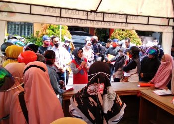 Warga Membludak di Dinas Koperasi Untuk Mendaftar Bantuan BPUM