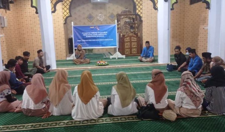 Pergerakan Mahasiswa Islam Indonesia (PMII) Kabupaten Banggai menggelar buka puasa bersama dan tausiah ramadhan, di masjid Baitul Aziz Luwuk, Selasa (27/4/20201).