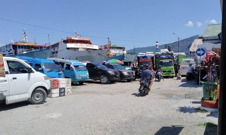 Suasana di pelabuhan rakyat Luwuk pada Rabu (28/4/2021) masih terlihat sepi. Belum ada lonjakan penumpang yang terjadi pada pelabuhan penyeberangan itu. (Foto: Yusman/Beritabanggai.com)