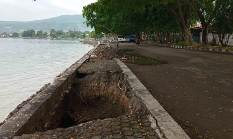 Pemerintah Daerah Kabupaten Banggai sepertinya harus memberikan perhatian serius terhadap keberadaan tanggul disepanjang pantai tanjung sari, Kelurahan Karaton, Kecamatan Luwuk.