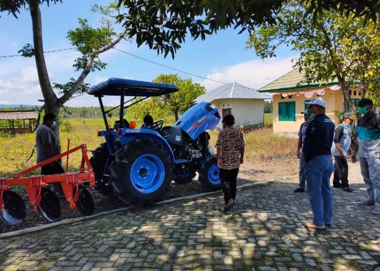 Tahun ini, Dinas TPHP Kabupaten Banggai menggelontorkan dua alat dan mesin pertanian khususnya traktor roda 4 untuk kelompok tani yang ada di Kecamatan Masama, yakni kelompok Tani Cemerlang Jaya dan Kelompok Tani Bengawan Indah Desa Cemerlang, Kecamatan Masama.