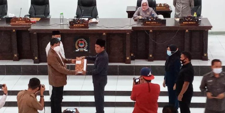 Bupati Banggai Herwin Yatim menyerahkan dokumen LKPJ Tahun 2020 untuk dibahas bersama Pansus DPRD Banggai, Selasa (6/4/2021)