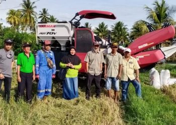 Dinas TPHP Serahkan Bantuan Mesin Panen Untuk Petani di Masama