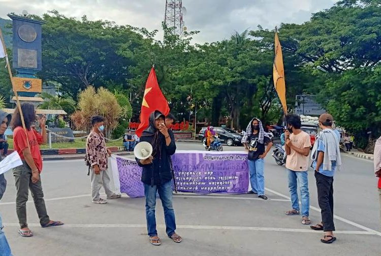 Sejumlah organisasi kemahasiswaan di Kabupaten Banggai yang tergabung dalam Gerakan Mahasiswa dan Buruh (Gemuruh Banggai), mendesak pemerintah untuk mencabut Undang-undang Cipta Kerja.