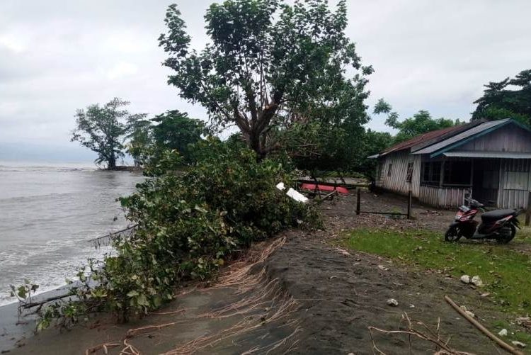 Ancaman abrasi pantai  bagi warga di Dusun Tingki Tingki Kelurahan Sisipan Kecamatan Batui