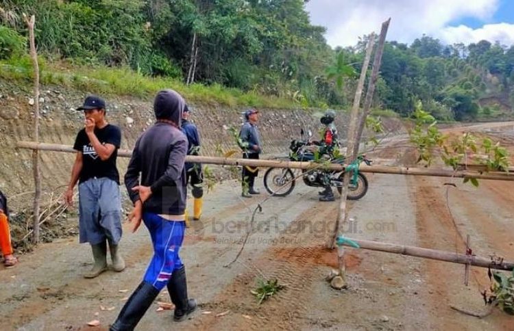 Warga Desa Tuntung Kecamatan Bunta, memblokade jalan koridor Perusahaan tambang nikel, PT. Koninis Fajar Mineral (KFM), Kamis pagi,(27/5/2021).