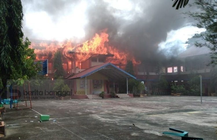 Ratusan komputer dari delapan ruang labolatorium milik SMKN 1 Luwuk, Kabupaten Banggai, hangus di lalap sijago merah dalam peristiwa kebakaran yang terjadi Senin (24/5/2021).
