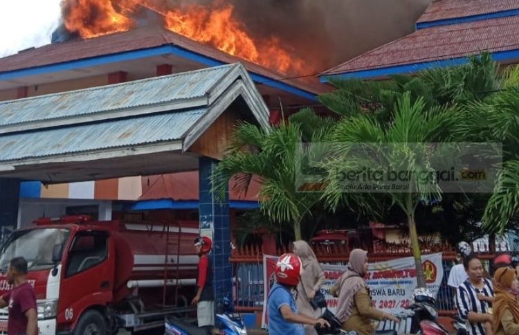 Aktivitas pemadaman api yang dilakukan petugas damkar saat peristiwa kebakaran yang terjadi di SMKN 1 Luwuk, Senin (24/5/2021)