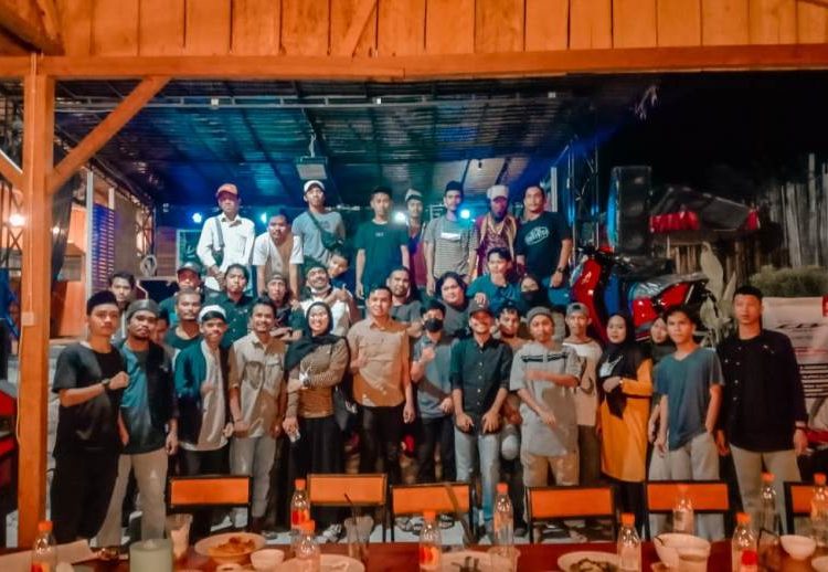 Gabungan organisasi pencinta alam di Kabupaten Banggai menggelar buka puasa bersama dan silaturahmi yang dihadiri oleh putra Bupati Banggai terpilih Amirudin Tamoreka, Arfan Syahputra dan Panji Syahputra. Kegiatan tersebut dilaksanakan di sebuah kedai kopi di Luwuk, Selasa (11/5/2021).