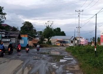 Warga Keluhkan Jalan Rusak di Depan SPBU Batui
