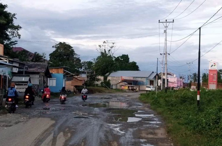 Kerusakan jalan yang terjadi di depan SPBU Kelurahan Batui, Kecamatan Batui Kabupaten Banggai.