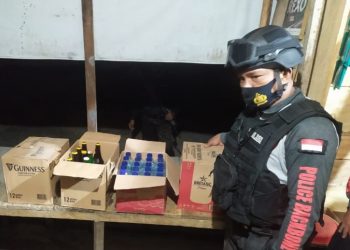 Polisi Grebek Kios Penjual Miras di Komplek Pelabuhan Fery