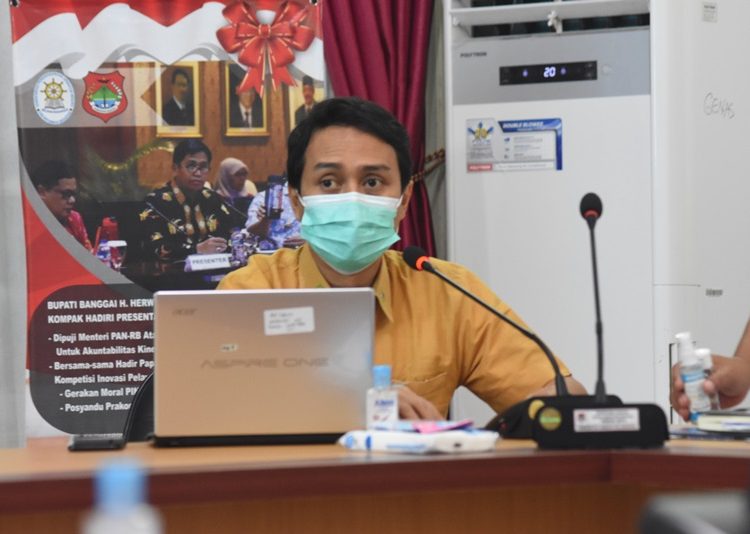Arif Sugiharto, Kepala BPJS Cabang Luwuk saat memaparkan materi dalam rapat kordinasi, Jumat (7/5/2021)