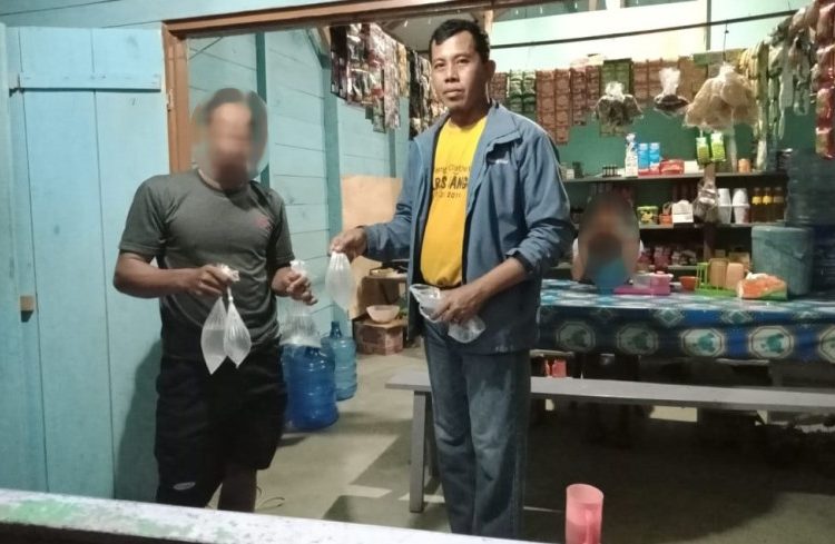 Polisi menggeledah sejumlah kios di wilayah Kecamatan Masama, Kabupaten Banggai, Rabu malam (26/5/2021). Penggeledahan dilakukan polisi lantaran disinyalir menjual miras.