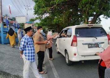 Pengurus DPD PAN Berbagi Takjil Di Depan Sekretariat Rumah Biru