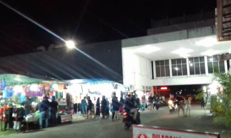 Aktivitas pada pusat perbelanjaan luwuk pada malam hari kian padat. (Foto: Yusman/Beritabanggai.com)