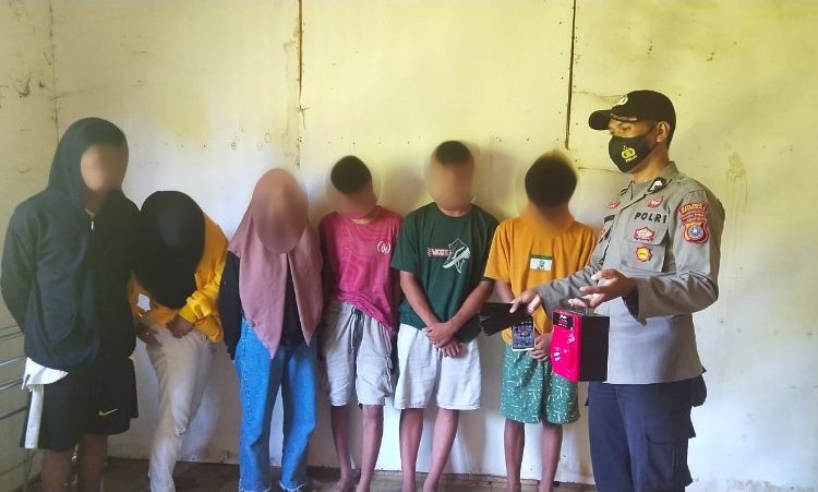 Polisi mengamankan sejumlah remaja di Batui yang sedang pesta Miras