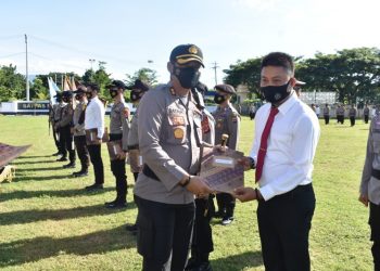 Kapolres Banggai Berikan Reward kepada 16 Pesonil Polisi