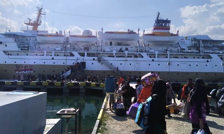 Penumpang KM Tilongkabila di Pelabuhan Luwuk mengalami lonjakan. (Foto : Yusman/Beritabanggai.com)