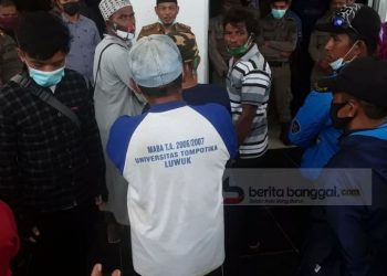 Buntut Pemecatan Aparat Desa, Masyarakat Desa Tomboniki Lakukan Aksi Di Kantor Bupati Bangkep