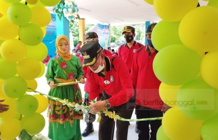 Bupati Banggai Kepulauan Rais Adam, saat meresmikan sejumlah program Dinas Pendidikan dan Kebudayaan Kabupaten Banggai Kepulauan pada Rabu (9/6/2021)
